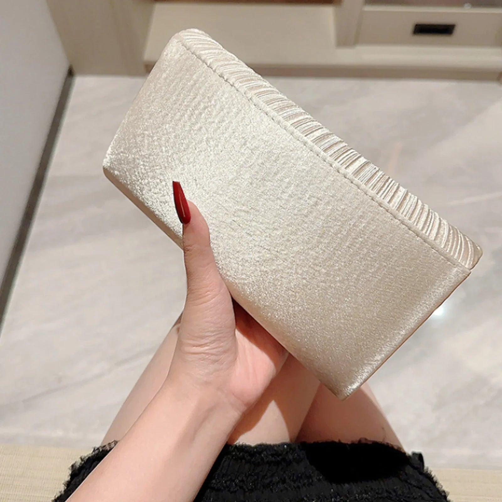 Circe Damen Clutch Tasche mit strukturierter Klappe und Kettenriemen
