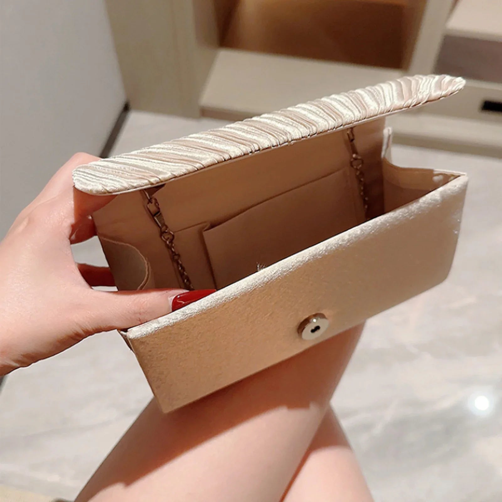 Circe Damen Clutch Tasche mit strukturierter Klappe und Kettenriemen