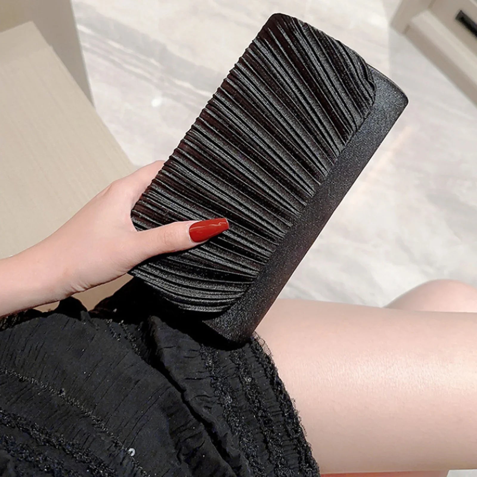 Circe Damen Clutch Tasche mit strukturierter Klappe und Kettenriemen