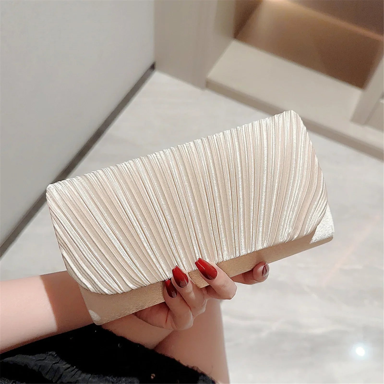 Circe Damen Clutch Tasche mit strukturierter Klappe und Kettenriemen