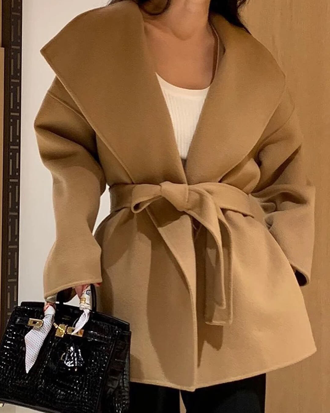 Damenmantel mit Schnürverschluss und Umlegekragen