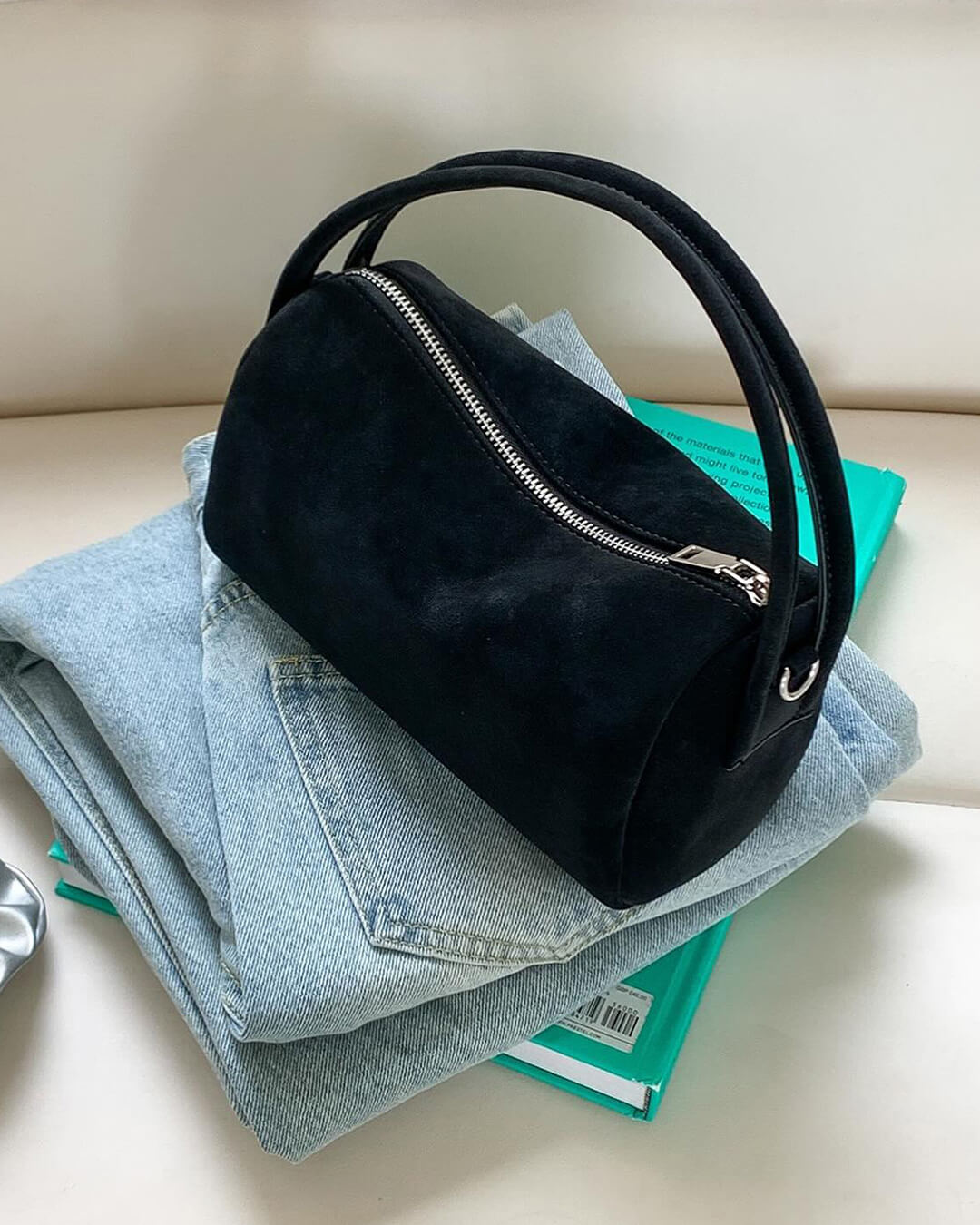 Elvara Schultertasche aus Veloursleder