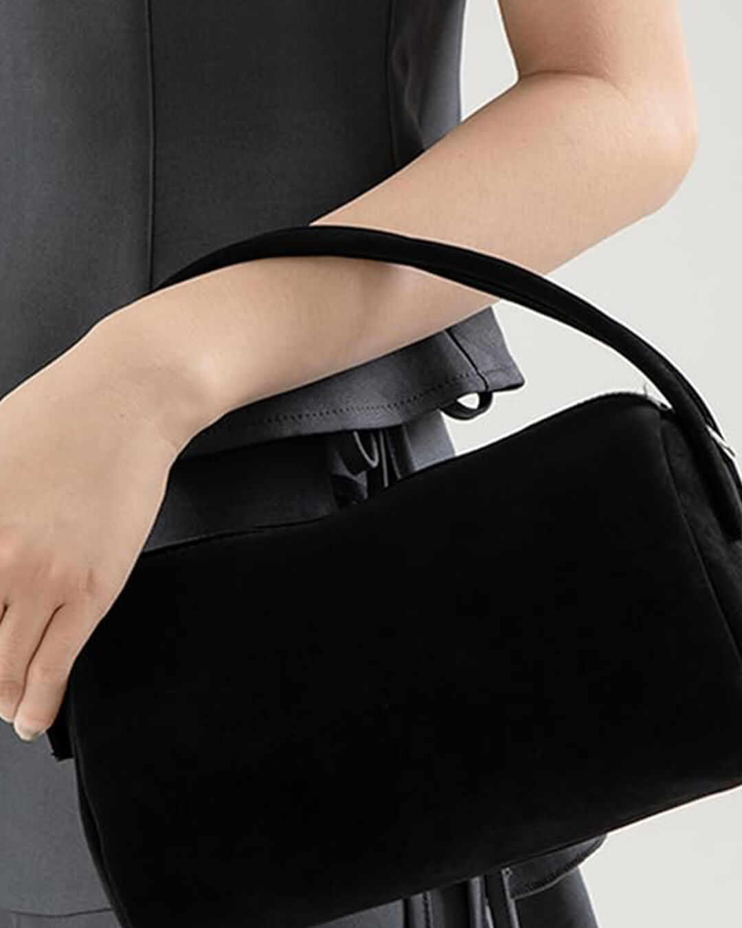 Elvara Schultertasche aus Veloursleder