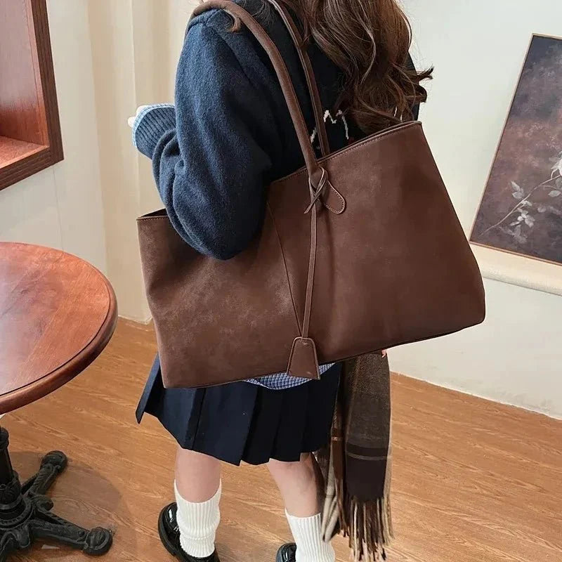 Nerra Schultertasche mit Doppelgriffen und Magnetverschluss