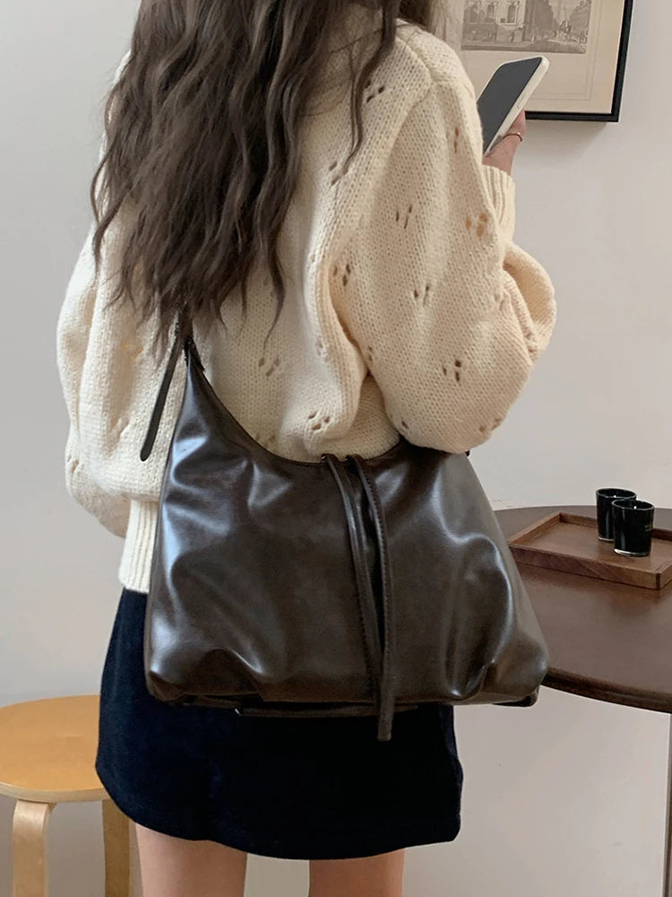 Parevia | Damen Schultertasche mit Hobo-Form