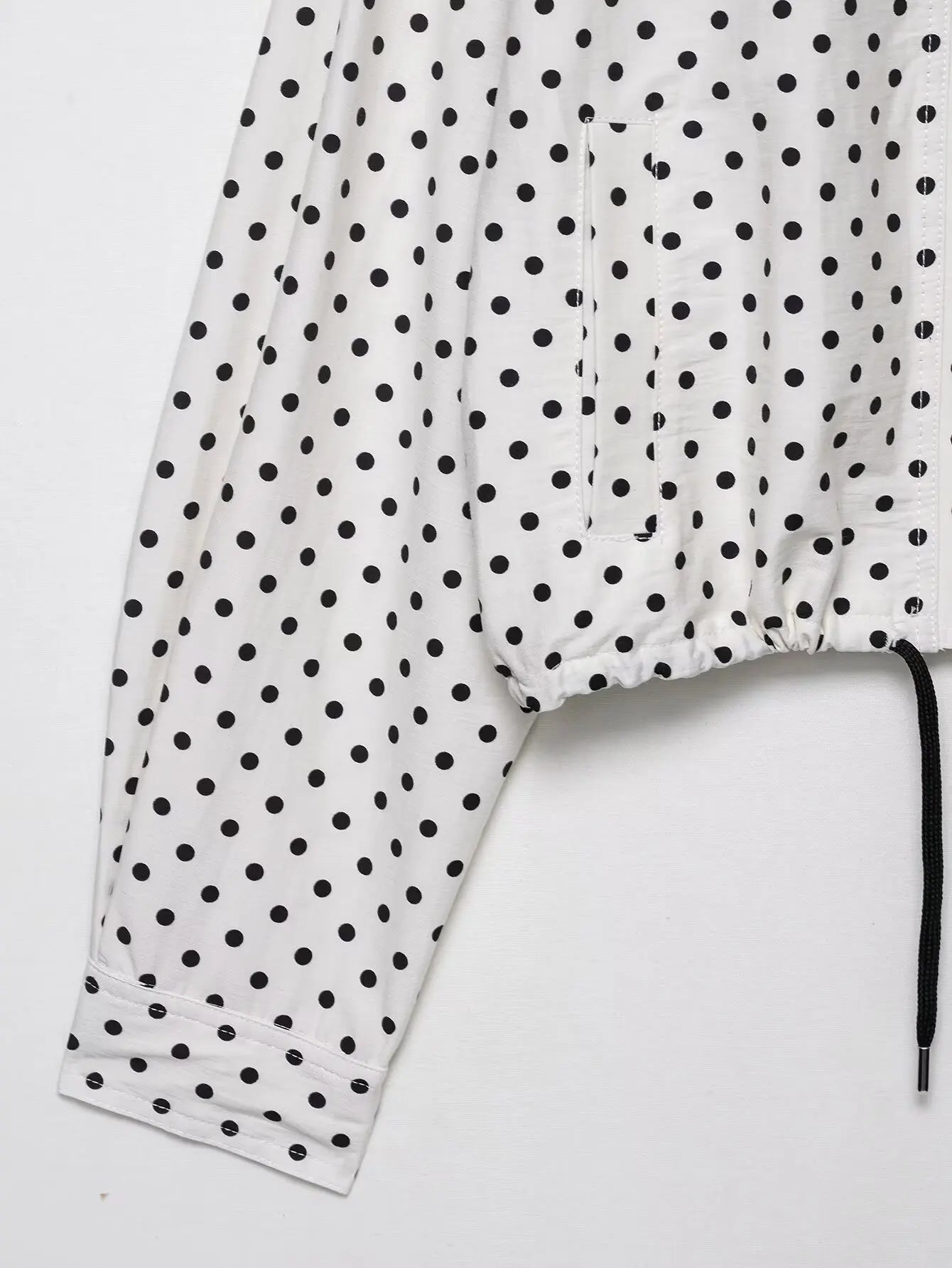 Dotty | Leichte Polka-Dot-Jacke mit Stehkragen & Kordelzug