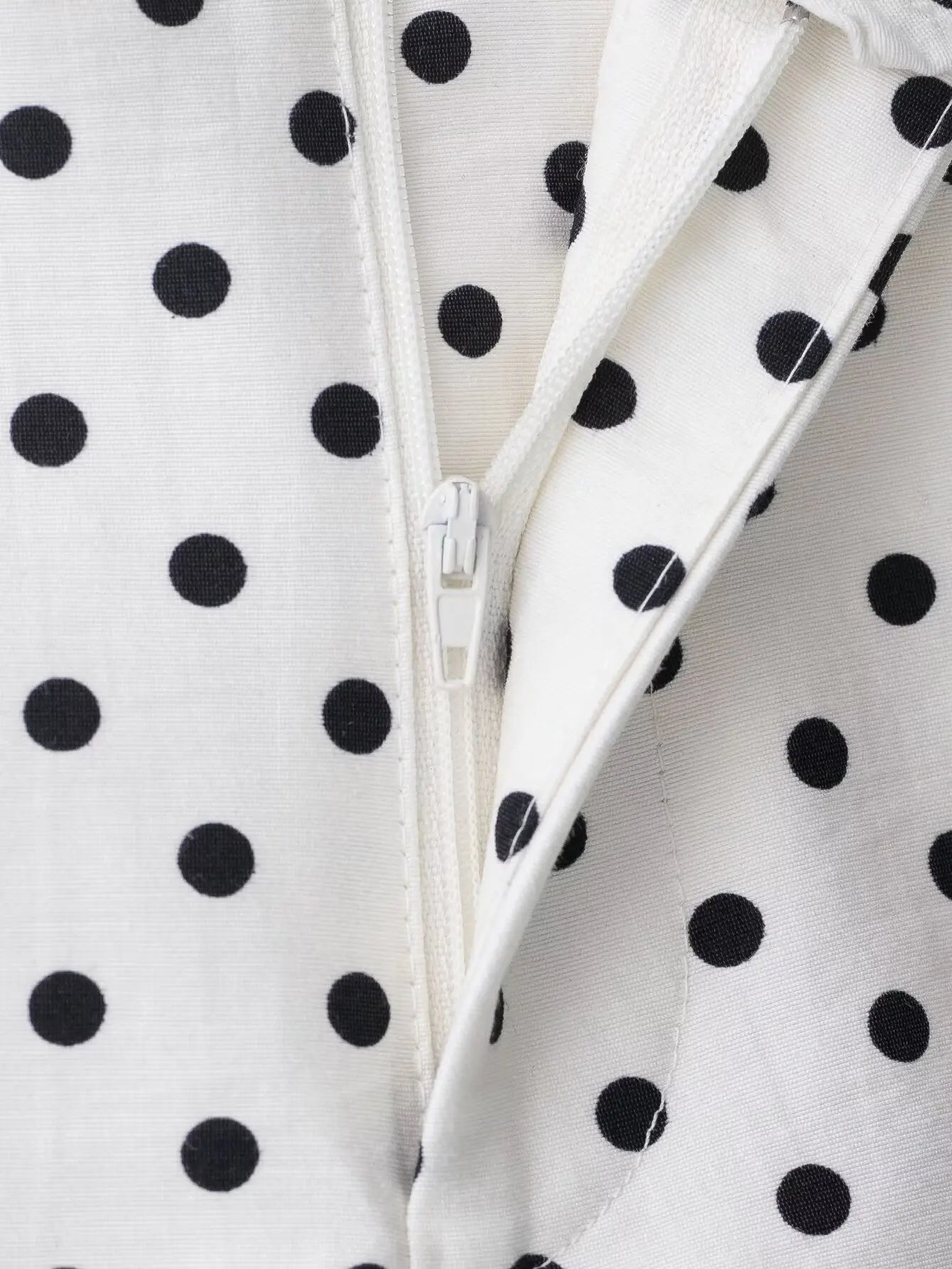 Dotty | Leichte Polka-Dot-Jacke mit Stehkragen & Kordelzug