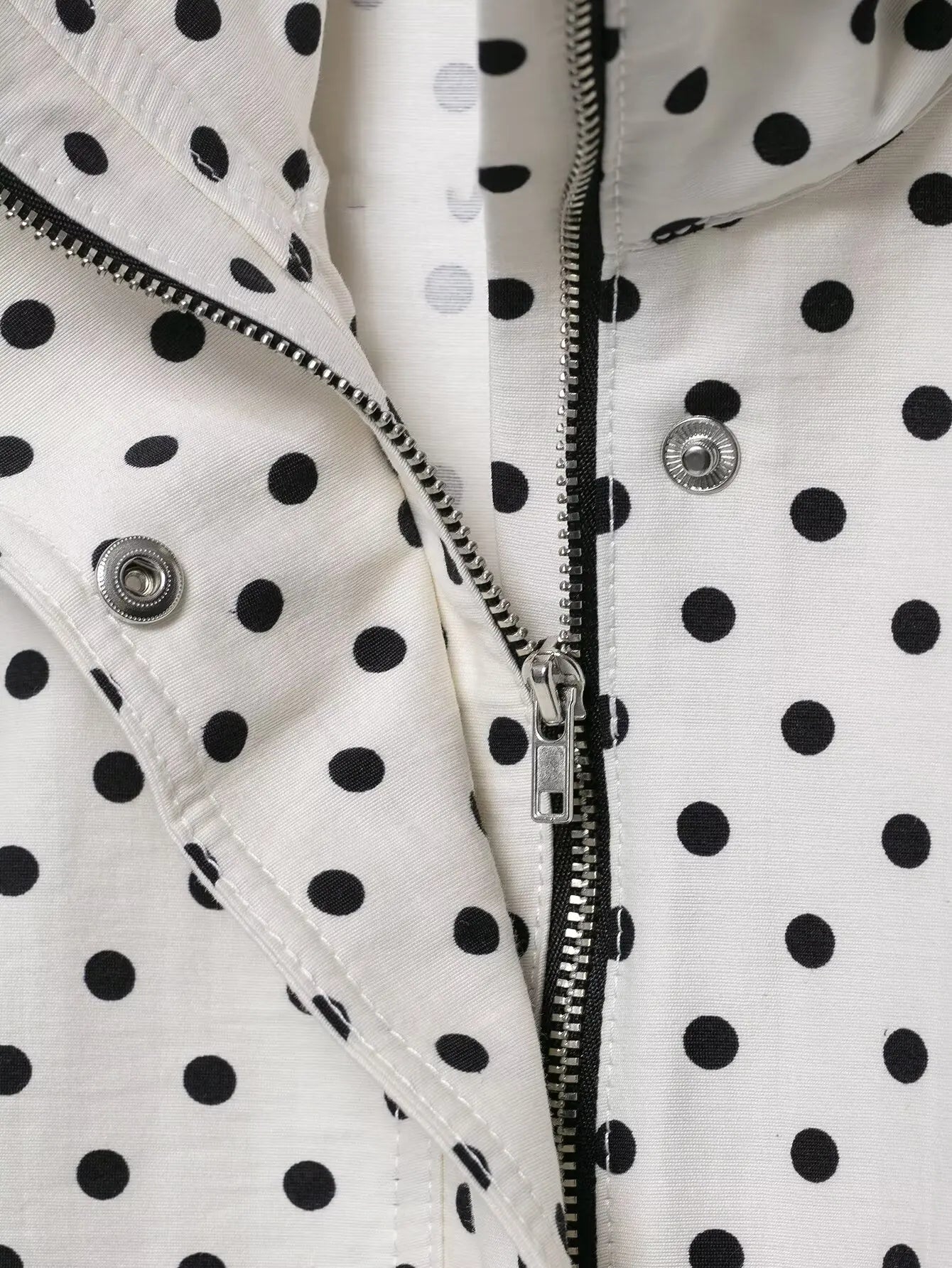 Dotty | Leichte Polka-Dot-Jacke mit Stehkragen & Kordelzug