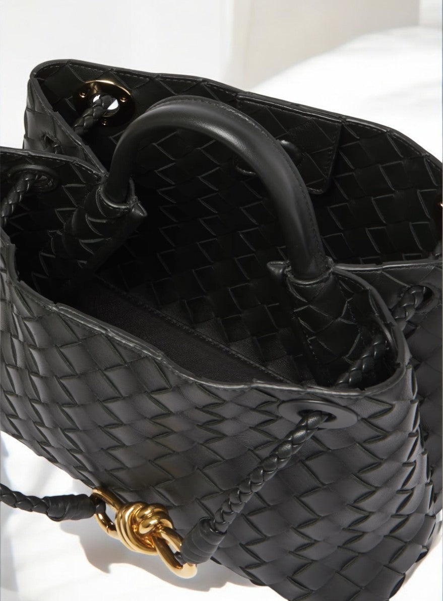 Velira Mini Schultertasche aus Veloursleder
