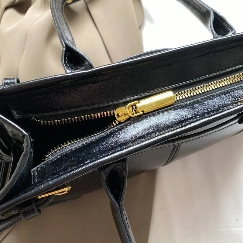 Zyra Schultertasche mit strukturiertem Gürtel-Detail