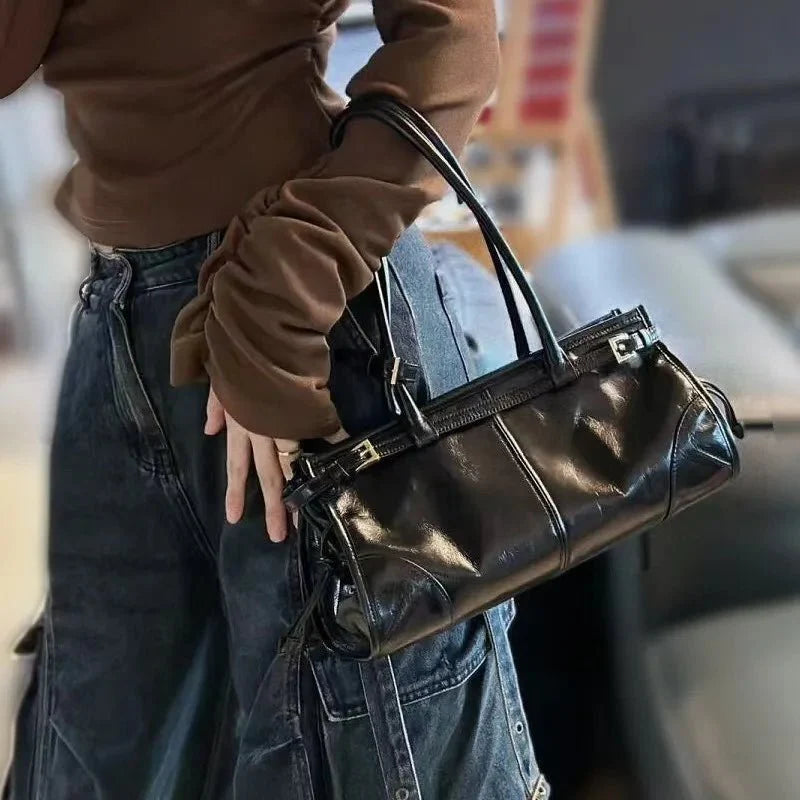 Zyra Schultertasche mit strukturiertem Gürtel-Detail