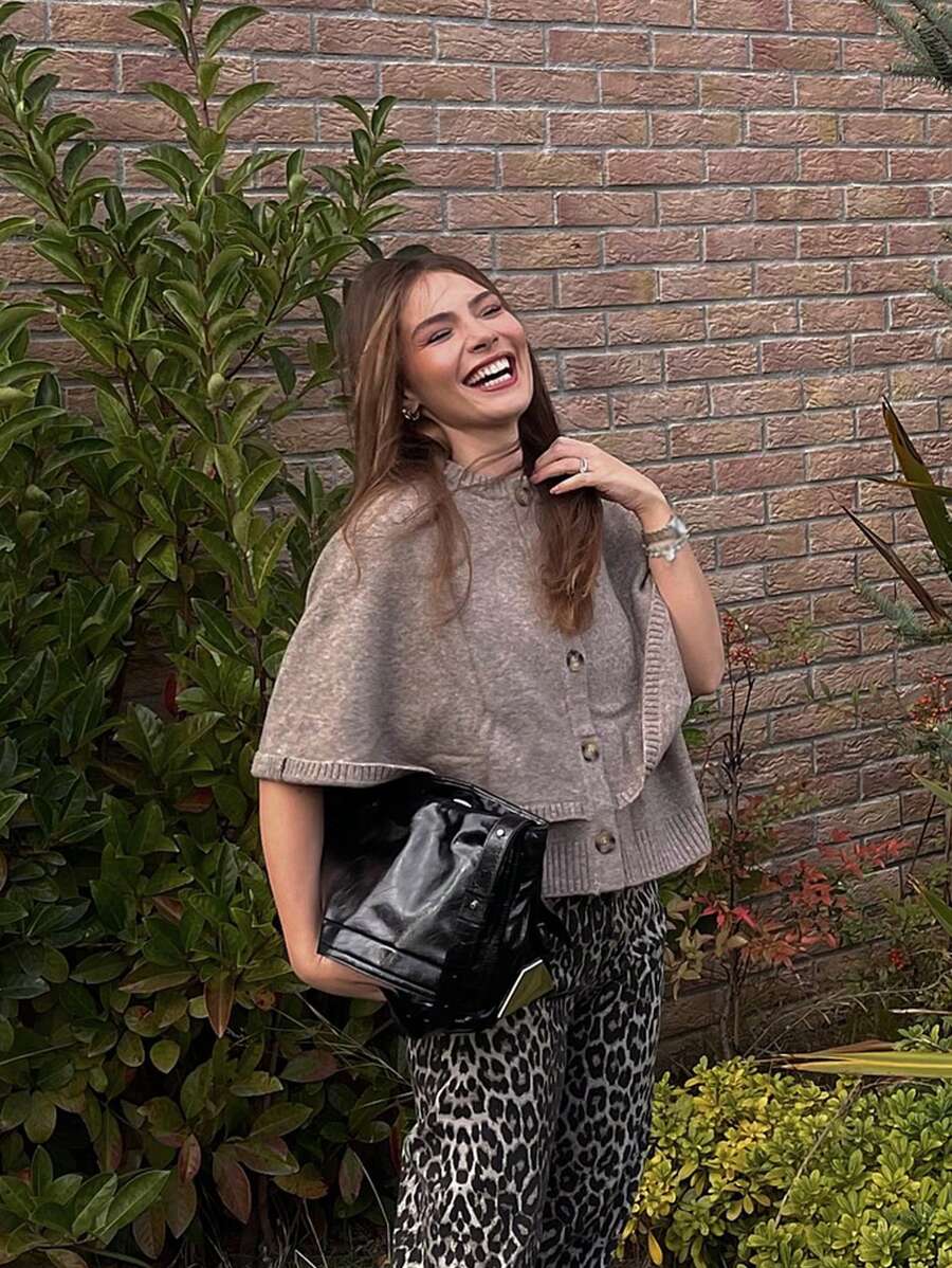 Noemi | Strickcape Mit Knopfleiste