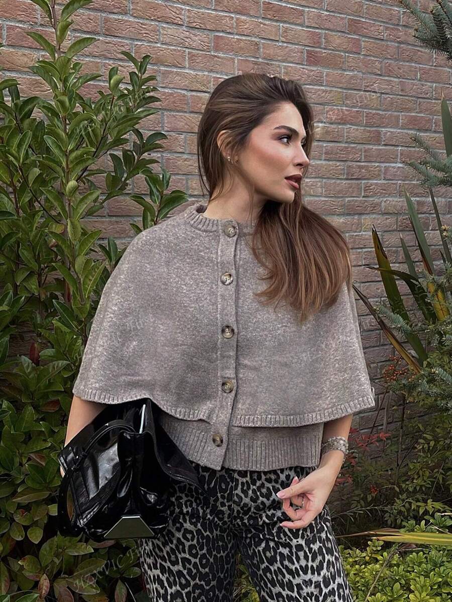 Noemi | Strickcape Mit Knopfleiste