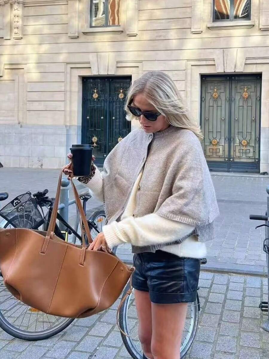 Noemi | Strickcape Mit Knopfleiste