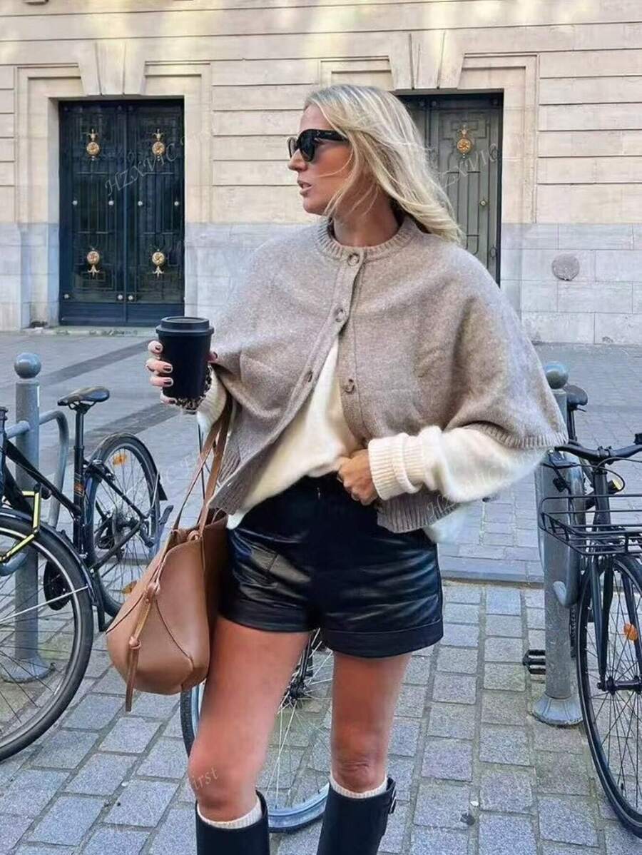 Noemi | Strickcape Mit Knopfleiste