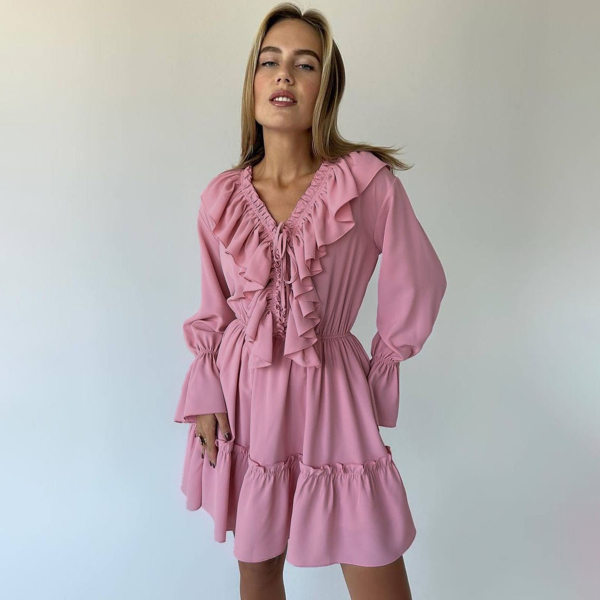 Julie | Kurzes Kleid mit Rüschen und Puffärmeln