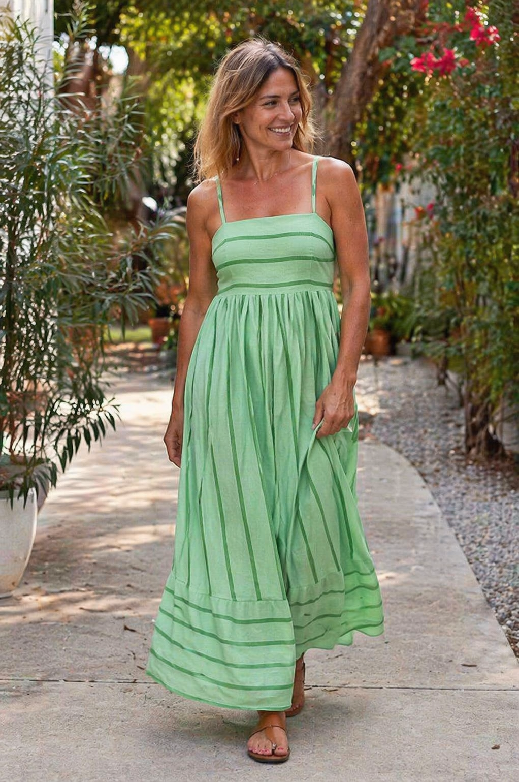 Aethra Women's Maxi Dress with Spaghetti Straps and Full Skirt
