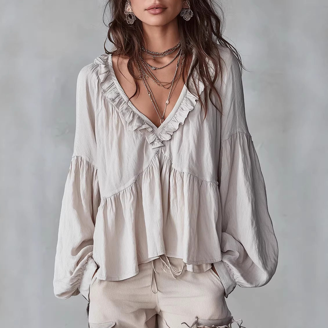 Calypa Damen Bluse mit V-Ausschnitt und Rüschenbesatz