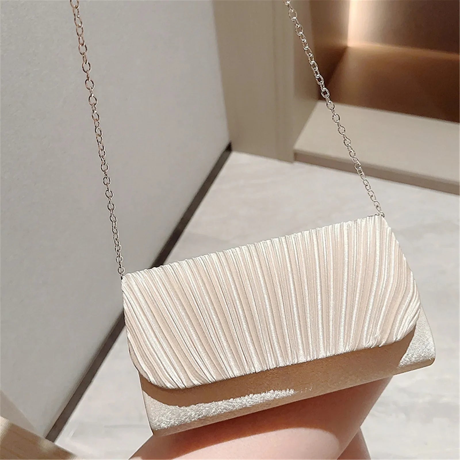 Circe Damen Clutch Tasche mit strukturierter Klappe und Kettenriemen