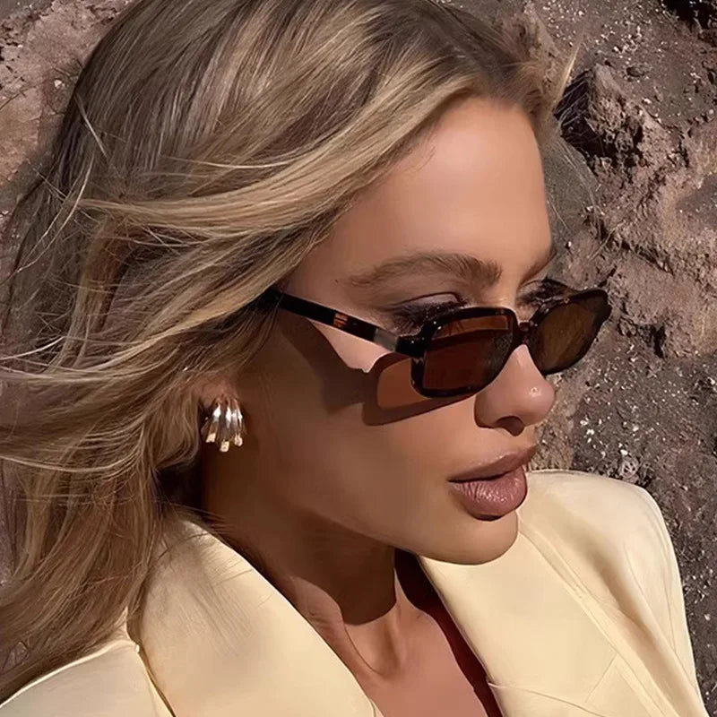 Nyxie Damen Sonnenbrille mit rechteckiger Fassung und getönten Gläsern