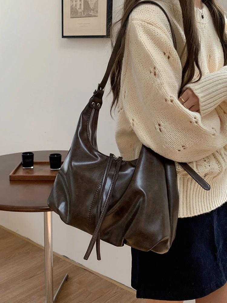 Parevia | Damen Schultertasche mit Hobo-Form