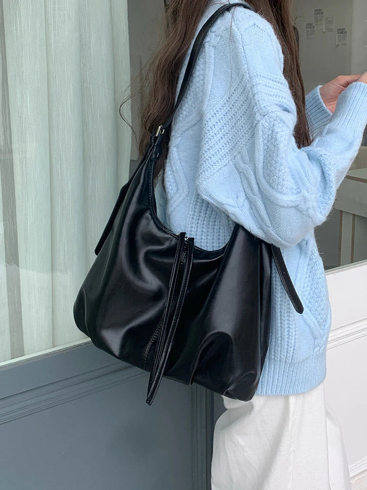 Parevia | Damen Schultertasche mit Hobo-Form