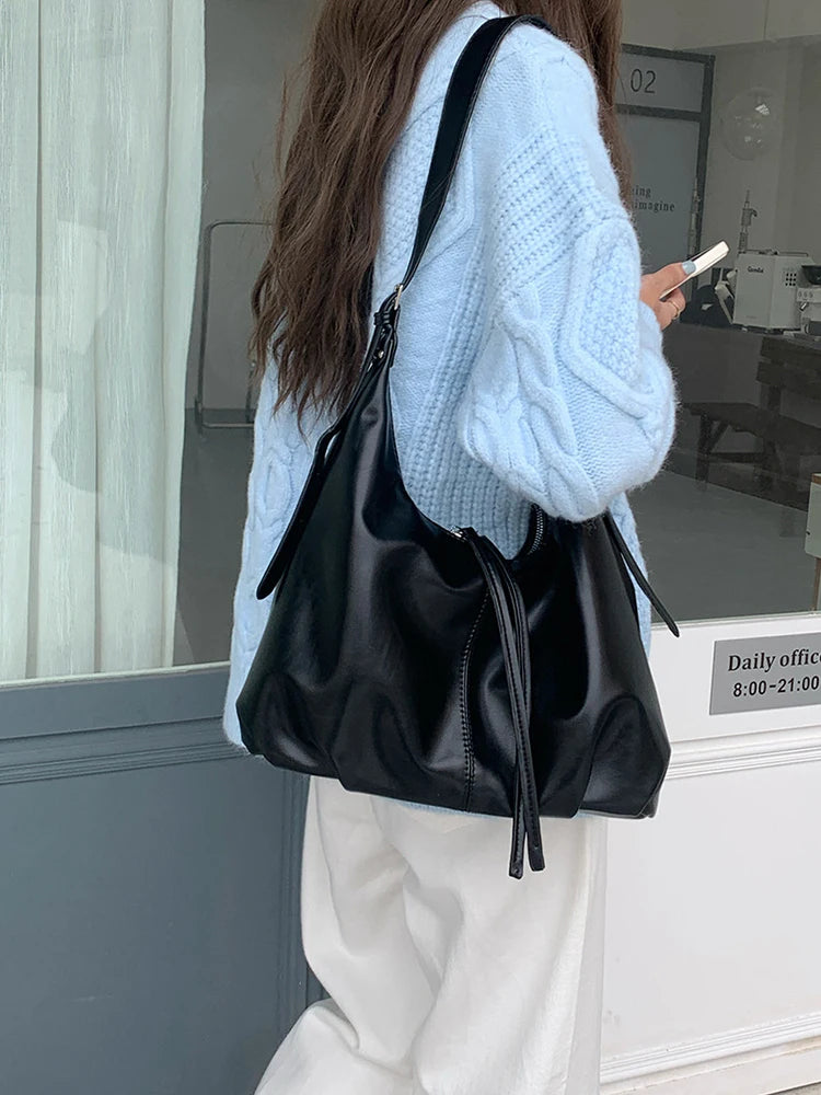 Parevia | Damen Schultertasche mit Hobo-Form