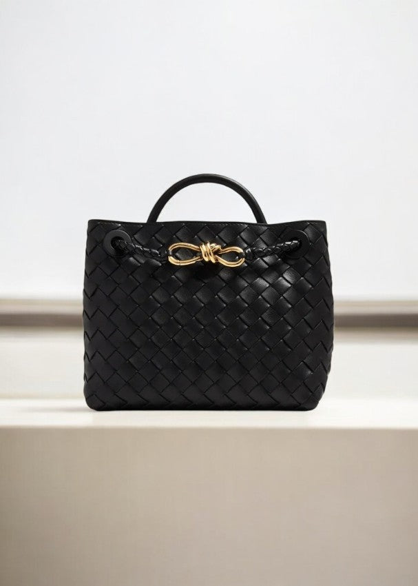 Velira Mini Schultertasche aus Veloursleder