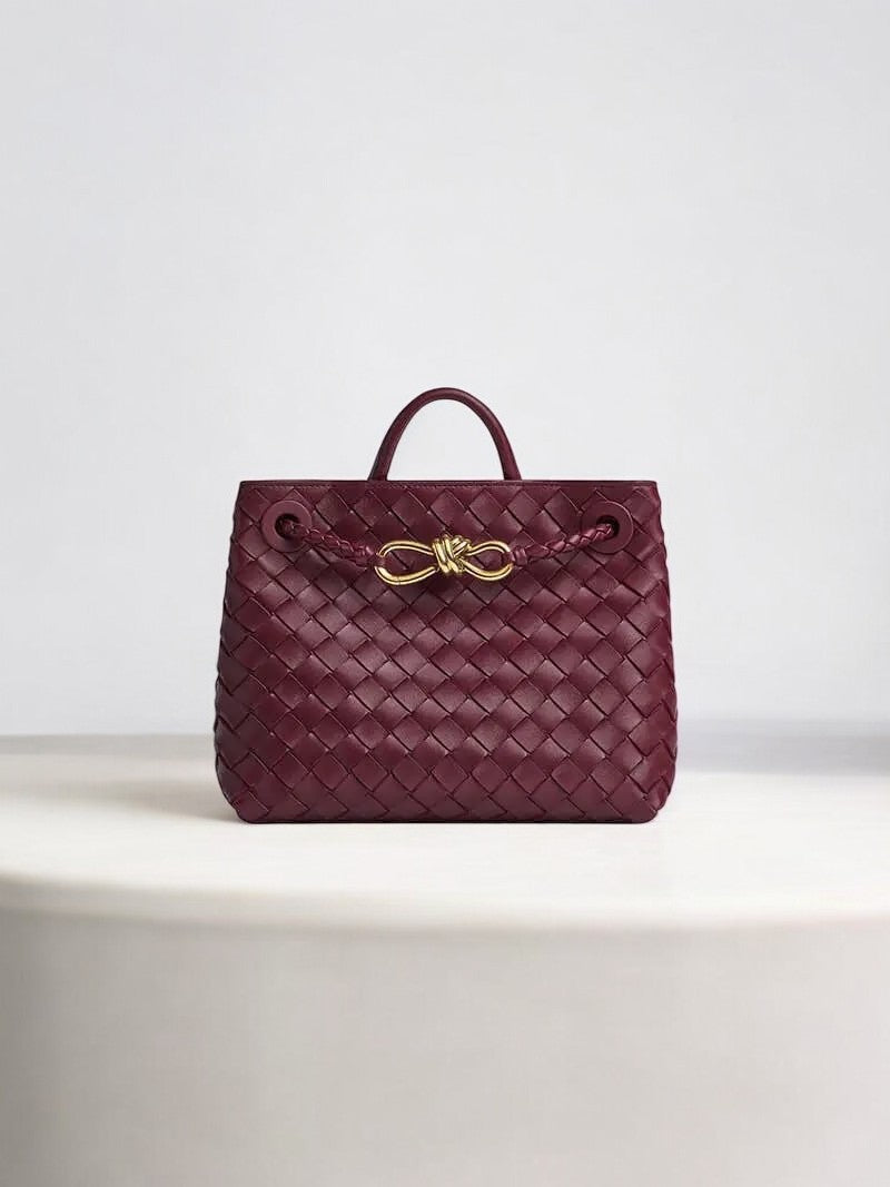 Velira Mini Schultertasche aus Veloursleder