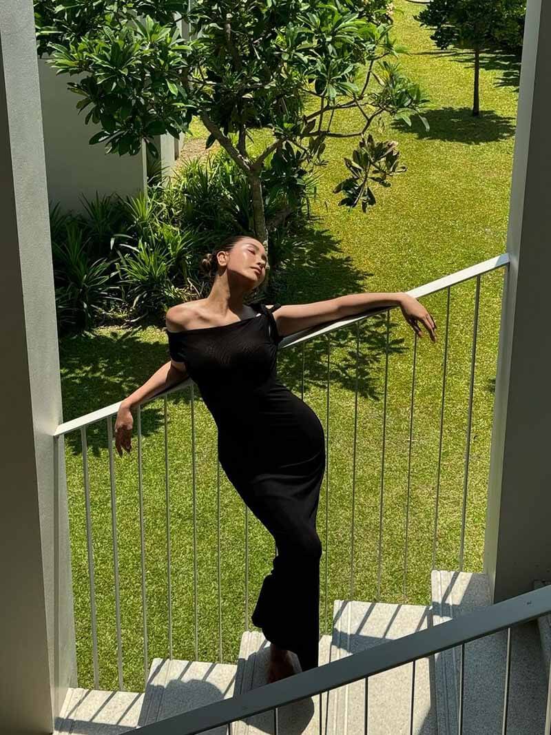 Virel Asymmetrisches Maxikleid mit Schulterdetail