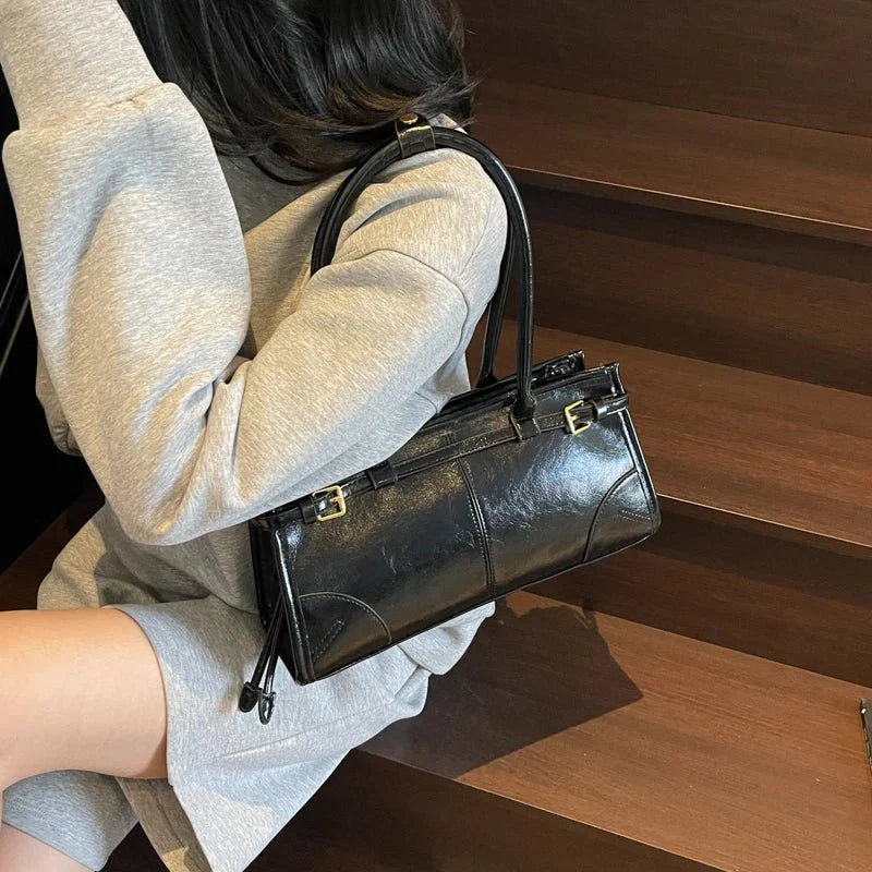 Zyra Schultertasche mit strukturiertem Gürtel-Detail
