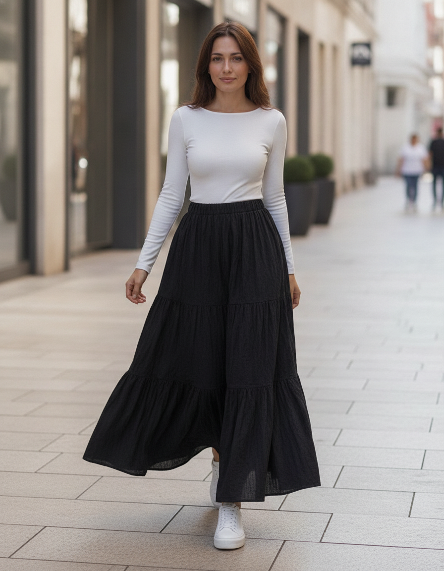 Damen Maxirock mit gestufter Silhouette in Schwarz, getragen von einem Model – Maya Mode